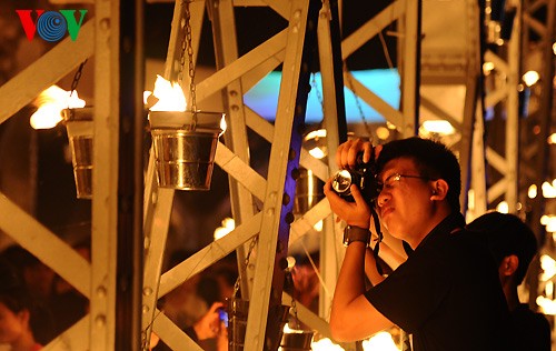 Festival de Hué 2014: le pont Truong Tiên illuminé par des milliers de lampes - ảnh 8