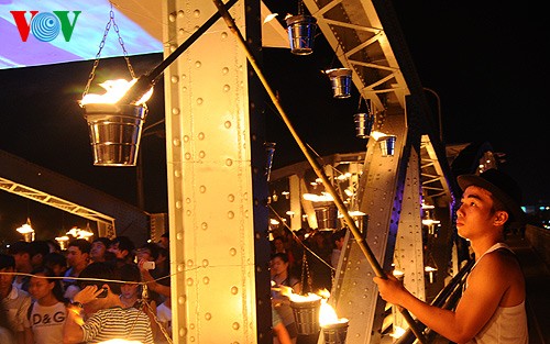 Festival de Hué 2014: le pont Truong Tiên illuminé par des milliers de lampes - ảnh 1
