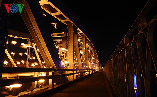 Festival de Hué 2014: le pont Truong Tiên illuminé par des milliers de lampes - ảnh 7