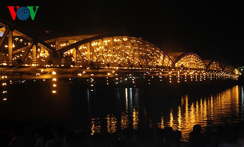 Festival de Hué 2014: le pont Truong Tiên illuminé par des milliers de lampes - ảnh 10