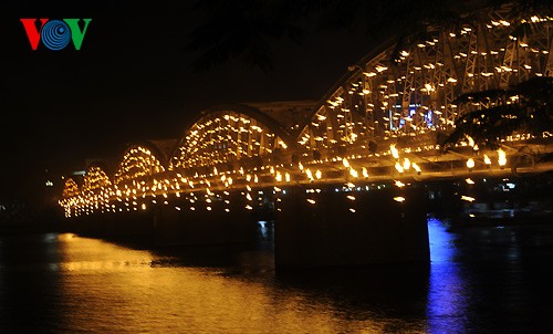 Festival de Hué 2014: le pont Truong Tiên illuminé par des milliers de lampes - ảnh 2