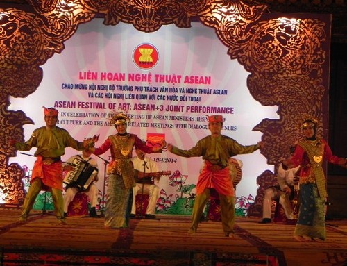 Festival Hue 2014: Soirée impressionnante des arts de l’ASEAN - ảnh 2