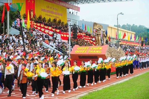 L'imposante parade militaire célébrant les 60 ans de la victoire de Dien Bien Phu - ảnh 10
