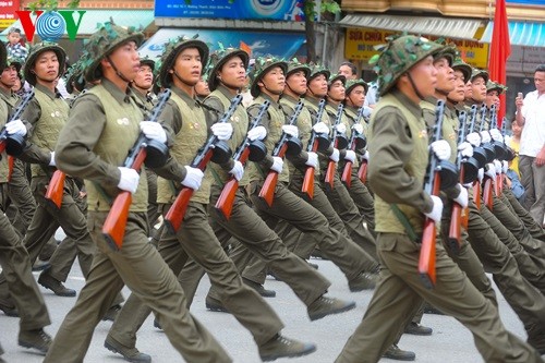 L'imposante parade militaire célébrant les 60 ans de la victoire de Dien Bien Phu - ảnh 13