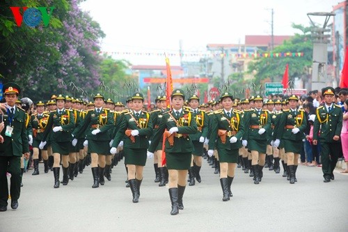 L'imposante parade militaire célébrant les 60 ans de la victoire de Dien Bien Phu - ảnh 16