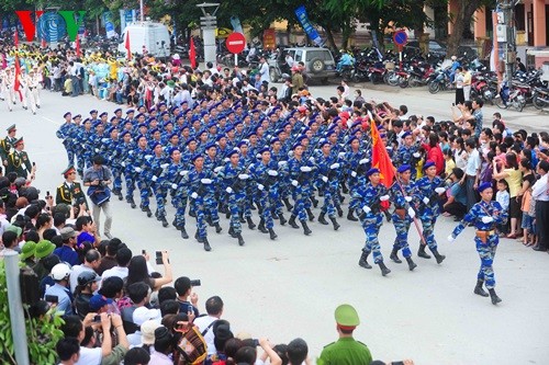 L'imposante parade militaire célébrant les 60 ans de la victoire de Dien Bien Phu - ảnh 17
