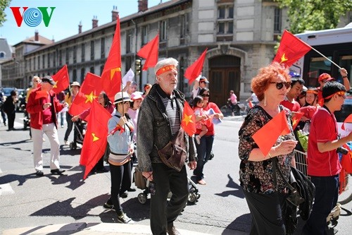 Défilé à Grenoble contre la violation chinoise en mer Orientale - ảnh 4