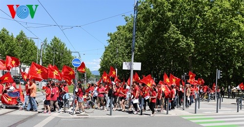 Défilé à Grenoble contre la violation chinoise en mer Orientale - ảnh 6