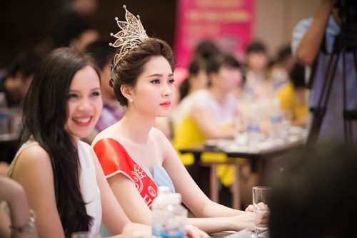 Miss Vietnam 2012 Đặng Thu Thảo brillante aux côtés de ses dauphines - ảnh 4