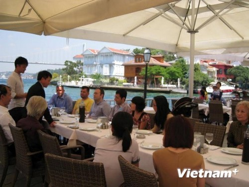 Les Vietnamiens de Turquie tournés vers leur pays d’origine - ảnh 1