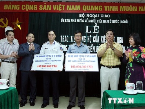  Les Vietkieus de Russie offrent 85 mille USD à la police maritime du Vietnam  - ảnh 1