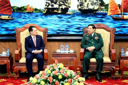Un vice ministre sud coréen de la défense reçu par Phung Quang Thanh - ảnh 1