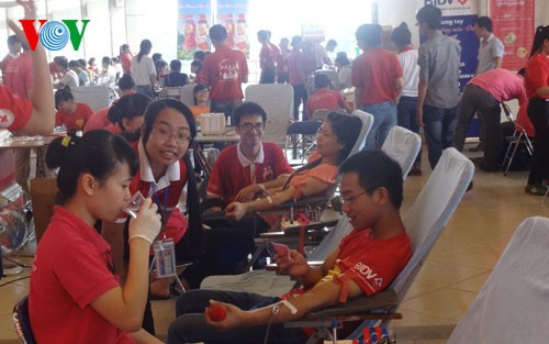 Des milliers de personnes ont répondu à l’itinéraire rouge et à la fête du don sanguin - ảnh 1