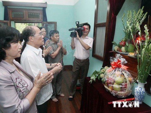 Les dirigeants du Parti et de l’Etat rendent hommage au Président Ho Chi Minh - ảnh 1