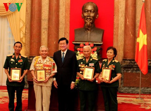 Truong Tan Sang rend visite aux soldats de la capitale - ảnh 3