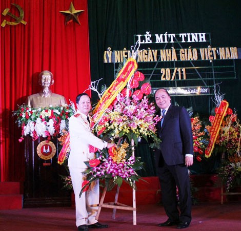 Nguyen Xuan Phuc félicite les professeurs de l’académie de la police populaire - ảnh 1