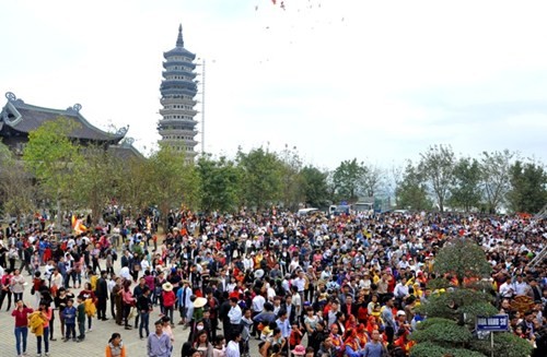 Les pagodes de Bai Dinh, une destination remarquable du  tourisme spirituel - ảnh 4