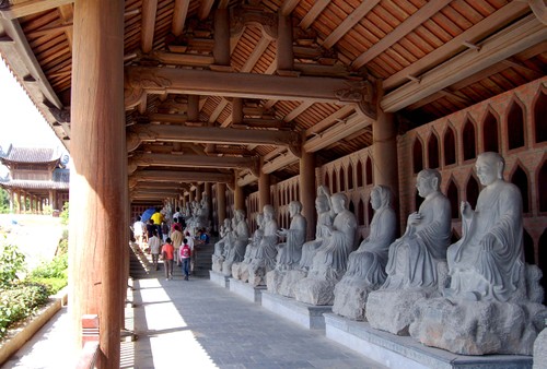 Les pagodes de Bai Dinh, une destination remarquable du  tourisme spirituel - ảnh 2