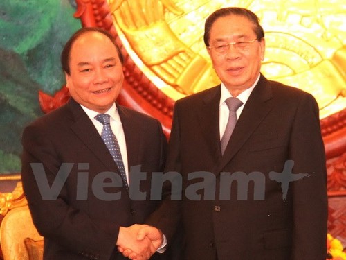 Nguyen Xuan Phuc rend visite aux dirigeants laotiens - ảnh 1