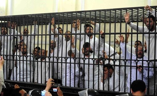 Plus de 300 partisans de Morsi devant la justice militaire - ảnh 1
