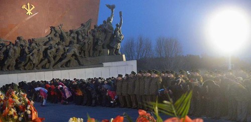 Les Nord-coréens honorent le 3ème anniversaire du décès de Kim Jong-il - ảnh 1