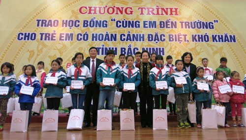 Nguyen Thi Doan accorde des bourses aux élèves de Bac Ninh - ảnh 1