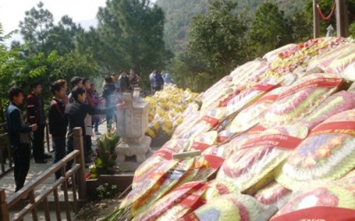 Des milliers de visiteurs à la tombe du général Vo Nguyên Giap au jour de l’an - ảnh 1