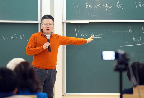  Le professeur Ngo Bao Chau partage ses expériences avec des élèves - ảnh 1