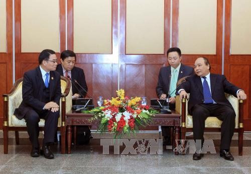 Nguyen Xuan Phuc reçoit une délégation laotienne - ảnh 1