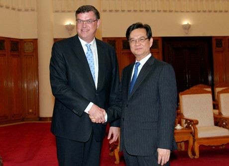Nguyễn Tấn Dũng reçoit le ministre danois du Commerce  - ảnh 1