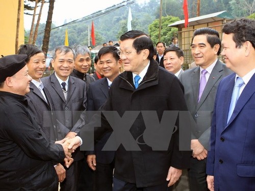 Le président de la République rend visite aux habitants et aux soldats de Lao Cai - ảnh 1