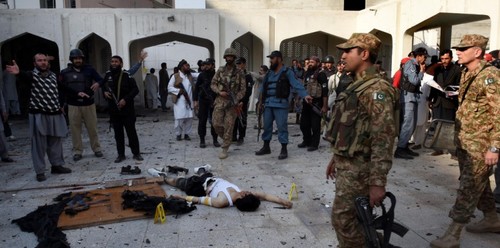 Pakistan : Au moins 16 morts dans l'attaque d'une mosquée de Peshawar  - ảnh 1