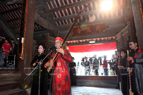 Hat cua dinh: le chant rituel devant la maison communale - ảnh 2