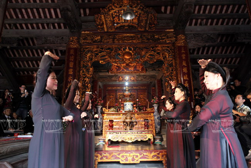Hat cua dinh: le chant rituel devant la maison communale - ảnh 1