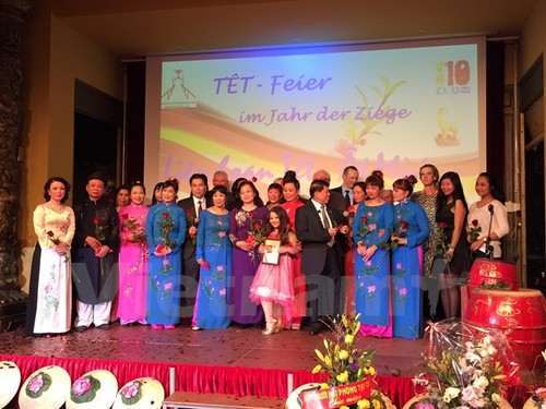 La diaspora vietnamienne fête le Tet - ảnh 1