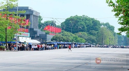 Près de 25.000 personnes se rendent au mausolée du président Ho Chi Minh  - ảnh 1