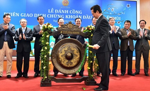 Bourse : Nguyen Tan Dung inaugure la première séance de l’Année de la Chèvre - ảnh 1
