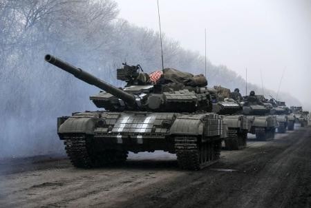 L'armée ukrainienne déclare qu’elle ne peut pas encore retirer ses armes lourdes - ảnh 1