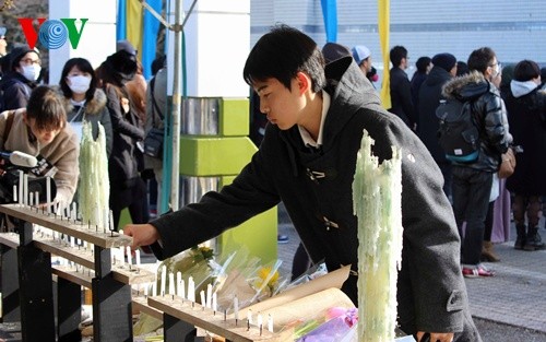 Le Japon rend hommage aux victimes du tsunami - ảnh 1