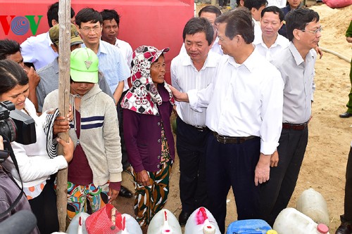 Nguyên Tân Dung inspecte le dispositif de  lutte contre la sécheresse à Ninh Thuân - ảnh 1