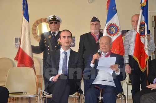 Un Vietkieu de France honoré pour ses contributions au village d’amitié de Van Canh - ảnh 1