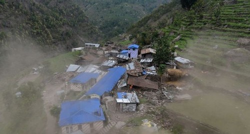 Népal : l'aide commence à atteindre les villages reculés les plus touchés - ảnh 1