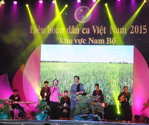 Ouverture du Festival de chants folkloriques dans le Sud - ảnh 1