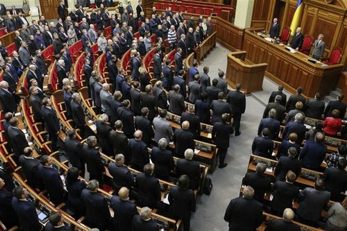 Le Parlement ukrainien adopte la promulgation de la loi martiale dans le pays - ảnh 1