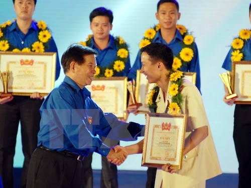 Nguyen Minh Triet décoré de l’insigne des 50 ans d’appartenance au Parti - ảnh 1