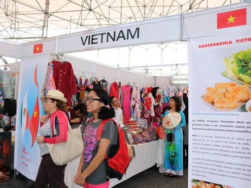 Promouvoir la culture et les marchandises vietnamiennes à Mexico City - ảnh 1