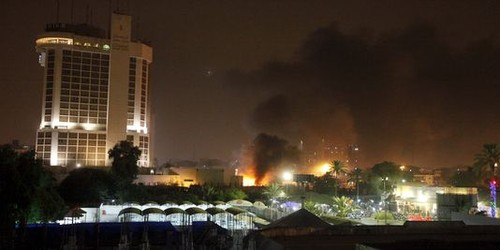 Irak : au moins cinq morts dans des attentats près de deux hôtels à Bagdad - ảnh 1