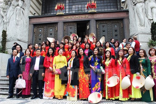 La délégation vietnamienne impressionne à la fête des ethnies à Prague - ảnh 1