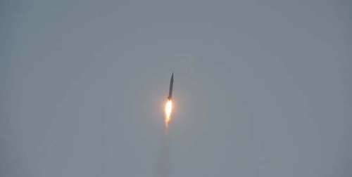 L'armée nord-coréenne tire trois missiles à courte portée vers la mer de l'Est - ảnh 1