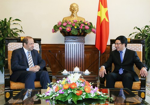 Nouveau ambassadeur algérien au Vietnam reçu par Pham Binh Minh - ảnh 1